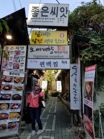 Di depan gang menuju restoran "Osegye HYang"